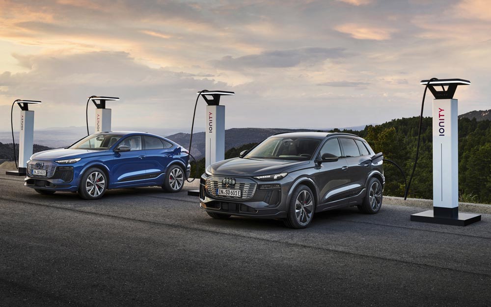 Audi Q6 e Q6 Sportback e-tron in Carica alle Colonnine Audi Q6 e Q6 Sportback e-tron in Carica alle Colonnine